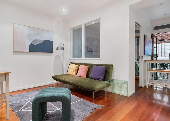 Eclectic Rushcutters Gem - Foosteps To The Harbour