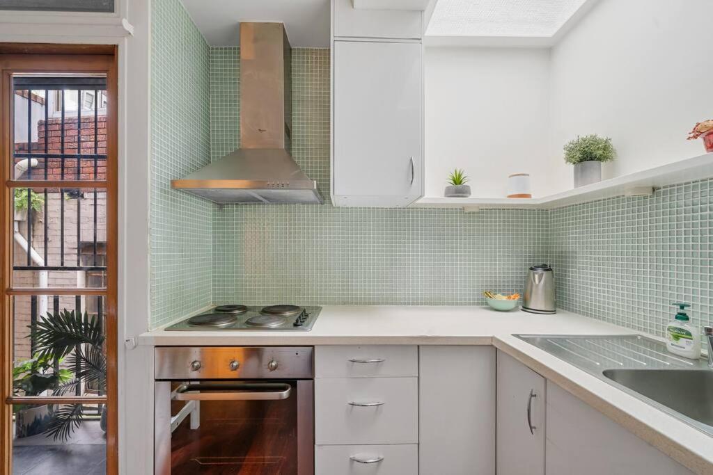 Eclectic Rushcutters Gem - Foosteps To The Harbour * Sydney