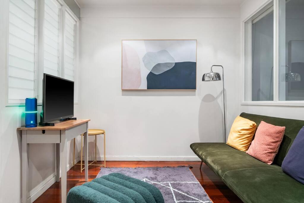 Apartment Eclectic Rushcutters Gem - Foosteps To The Harbour