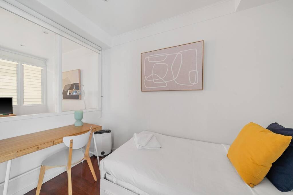 Eclectic Rushcutters Gem - Foosteps To The Harbour *