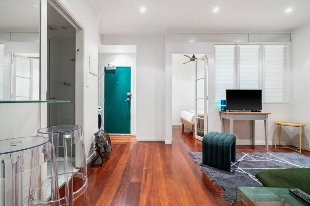 Apartment Eclectic Rushcutters Gem - Foosteps To The Harbour