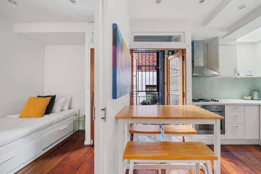 Apartment Eclectic Rushcutters Gem - Foosteps To The Harbour *
