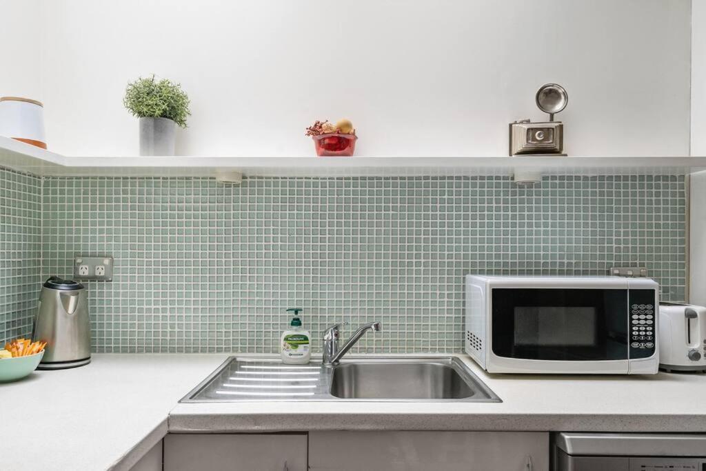 Apartment Eclectic Rushcutters Gem - Foosteps To The Harbour